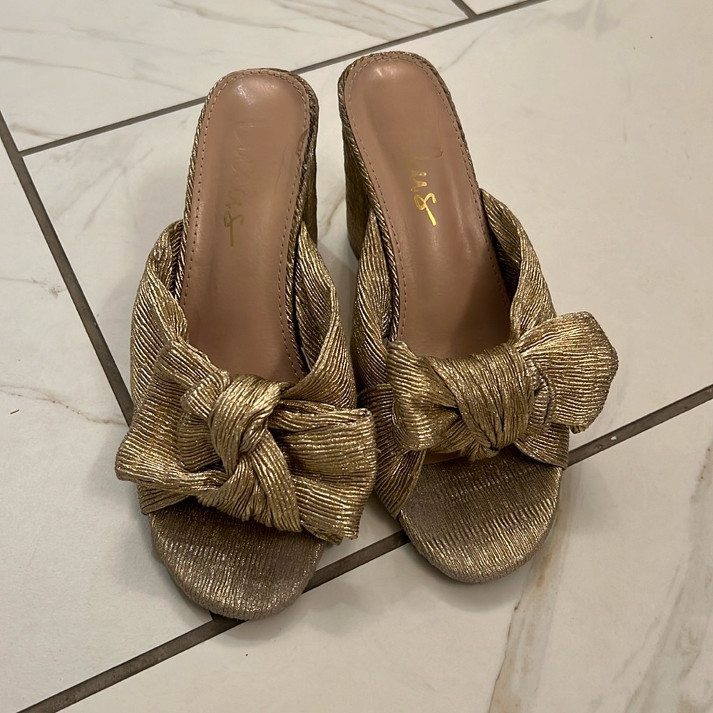 Lulus size 7 gold bow heels